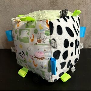 Giant barnyard sensory cube